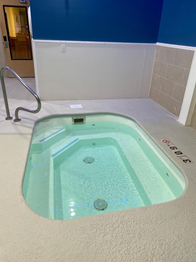 Holiday Inn Express Metropolis By Ihg Exterior photo