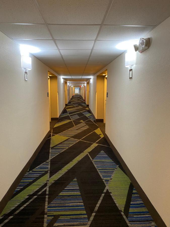 Holiday Inn Express Metropolis By Ihg Exterior photo