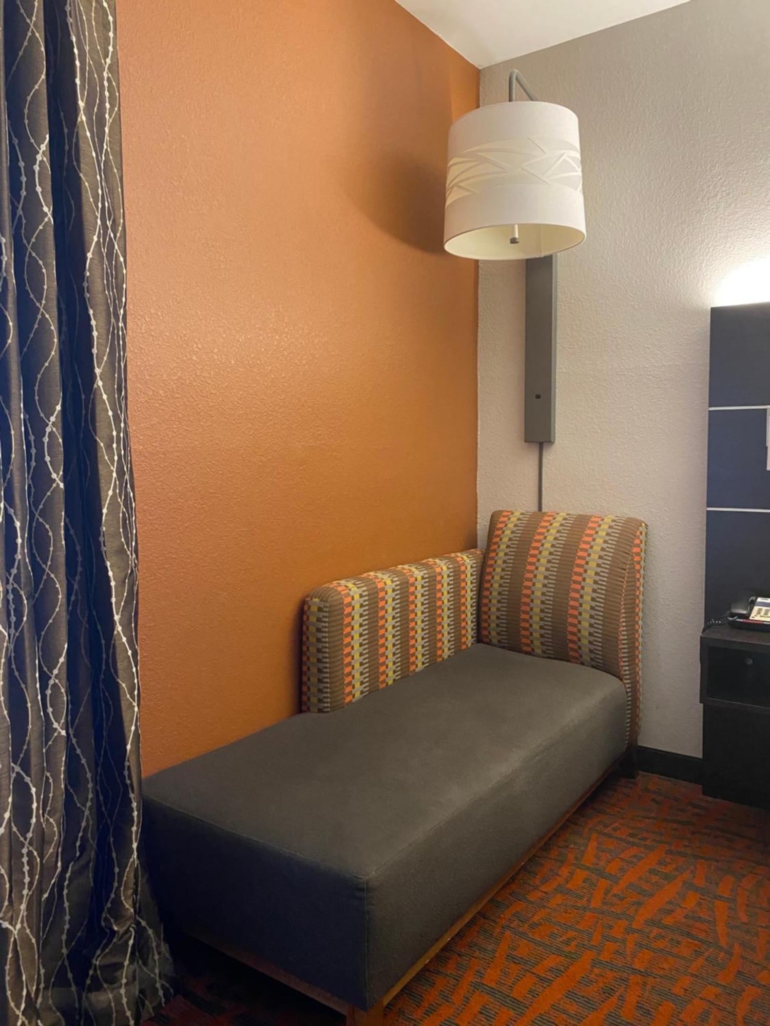 Holiday Inn Express Metropolis By Ihg Exterior photo