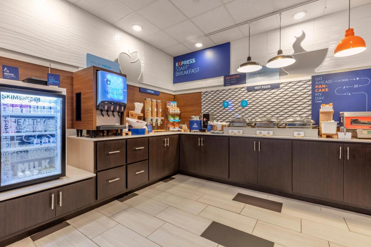 Holiday Inn Express Metropolis By Ihg Exterior photo