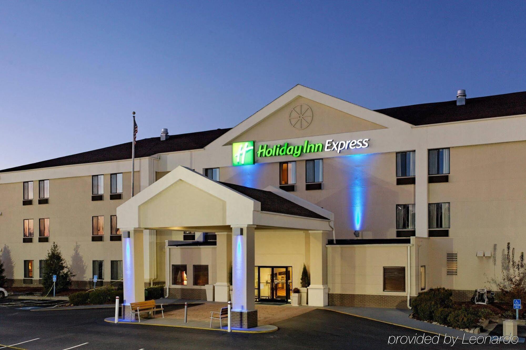 Holiday Inn Express Metropolis By Ihg Exterior photo