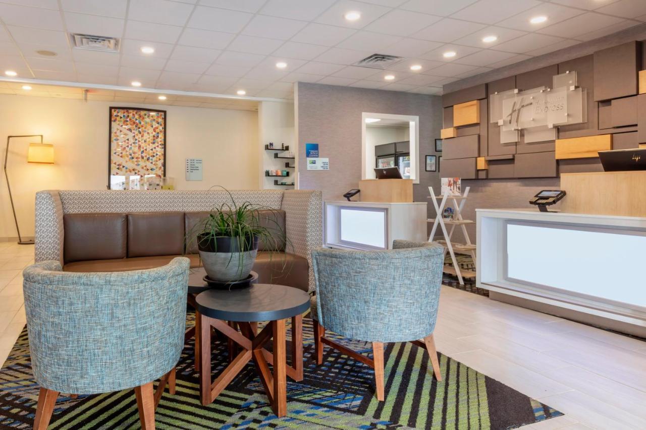 Holiday Inn Express Metropolis By Ihg Exterior photo